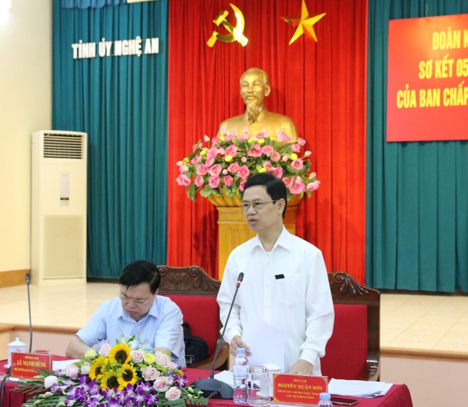 Đồng chí Nguyễn Xuân Sơn, Phó Bí thư Thường trực Tỉnh uỷ, Chủ tịch Hội đồng Nhân dân tỉnh phát biểu tại buổi làm việc