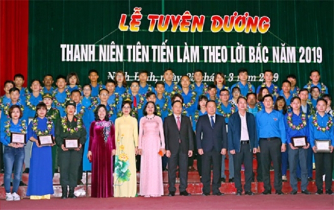 Lê Tuyên dương Thanh niên tiên tiến làm theo lời Bác năm 2019 của tỉnh Ninh Bình. (Ảnh: Báo Ninh Bình)