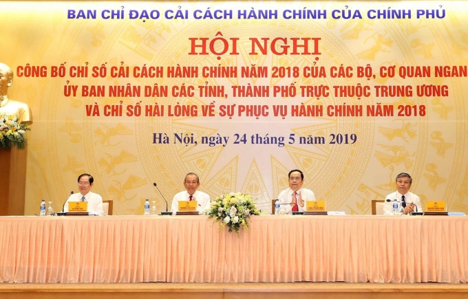 Ông Trương Hòa Bình, Ủy viên Bộ Chính trị, Phó Thủ tướng Thường trực Chính phủ, Trưởng ban Chỉ đạo cải cách hành chính của Chính phủ và các đại biểu chủ trì hội nghị. (Ảnh: Doãn Tấn/TTXVN)