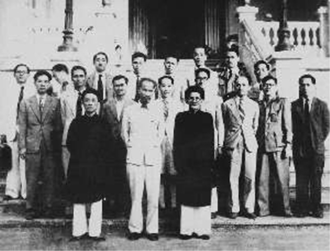Chính phủ Việt Nam Dân chủ Cộng hòa năm 1946: Hàng đầu, từ trái sáng phải: Cụ Nguyễn Văn Tố, Chủ tịch Hồ Chí Minh, Cụ Huỳnh Thúc Kháng. (Ảnh tư liệu)