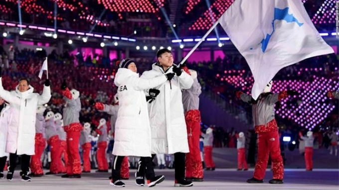 Đoàn vận động viên chung hai miền Triều Tiên diễu hành trong lễ khai mạc Olympic mùa Đông. (Nguồn: Getty Images)