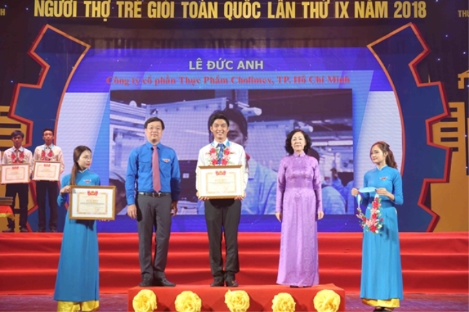 Trưởng ban Dân vận Trung ương Trương Thị Mai và Bí thư thứ nhất Trung ương Đoàn Lê Quốc Phong trao bằng khen tặng "Người thợ trẻ giỏi" toàn quốc lần thứ IX tại buổi lễ.