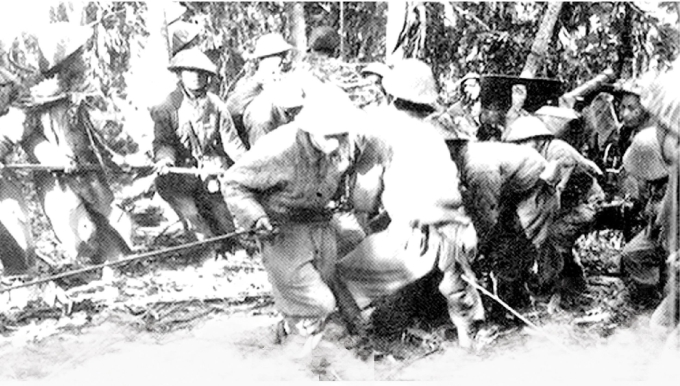 Gian nan mở đường kéo pháo vào Điện Biên Phủ (ảnh tư liệu)