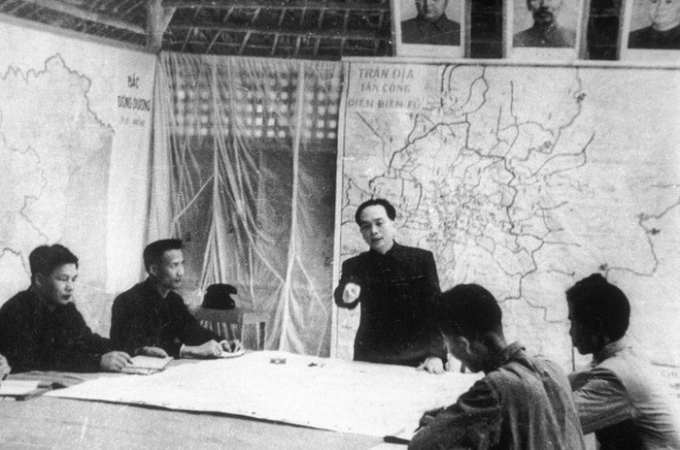 Đại tướng Võ Nguyên Giáp và Bộ Tổng tham mưu Quân đội nhân dân Việt Nam nghiên cứu kế hoạch tác chiến trong chiến dịch