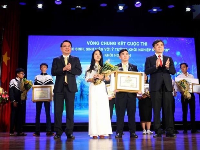 Các học sinh Trường Trung học phổ thông Phan Đình Phùng nhận giải nhất ở khối trung học phổ thông trong cuộc thi Học sinh, sinh viên với ý tưởng khởi nghiệp năm 2018. (Ảnh: Thanh Tùng/TTXVN)