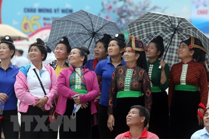 Người dân đến vui chơi và cổ vũ cho các vận động viên tham gia các trò chơi dân gian. (Ảnh: Phan Tuấn Anh/TTXVN)