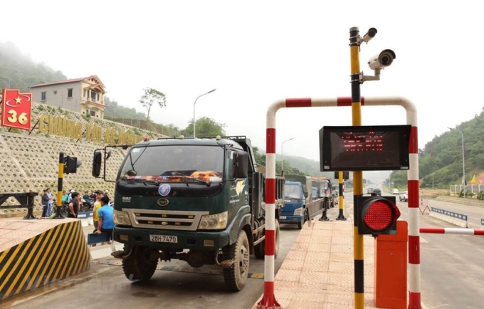 Một số người dân mang phương tiện ra dừng, đỗ ngay tại làn thu phí BOT Hòa Lạc-Hòa Bình gây ách tắc giao thông và nhà đầu tư phải xả trạm. (Ảnh: Việt Hùng/Vietnam+)