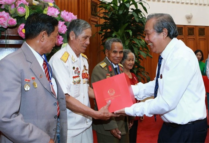 Phó Thủ tướng Thường trực Chính phủ Trương Hòa Bình tặng quà lưu niệm cho các đại biểu. (Ảnh: Doãn Tấn/TTXVN)