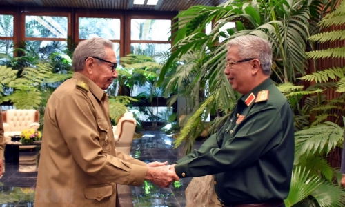 Đại tướng Raul Castro tiếp Thượng tướng Nguyễn Chí Vịnh