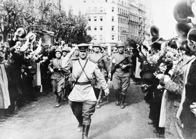 Nhân dân thủ đô Belgrad chào đón các chiến sỹ Hồng quân Liên Xô và Quân giải phóng nhân dân Nam Tư trong ngày giải phóng, 20/10/1944. (Ảnh: Tư liệu/TTXVN phát)