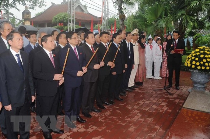 Các lãnh đạo Trung ương và lãnh đạo tỉnh Cao Bằng dâng hương tưởng niệm đồng chí Hoàng Đình Giong tại khu tưởng niệm đồng chí Hoàng Đình Giong, xóm Nà Toàn, phường Đề Thám, thành phố Cao Bằng. (Ảnh: Quốc Đạt/TTXVN)