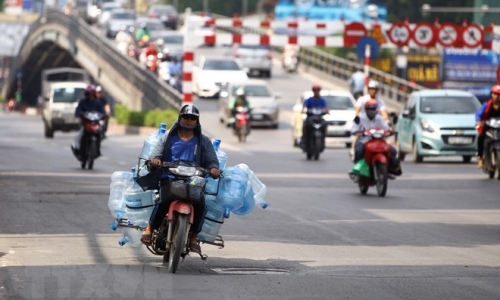 Nắng nóng gay gắt tiếp tục ở Bắc Bộ và Trung Bộ, nhiệt độ hơn 40 độ C