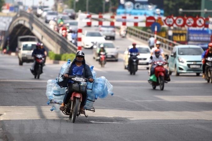 Thời tiết nắng nóng, mặt hàng nước uống đóng bình cũng trở nên đắt khách. (Ảnh: Minh Quyết/TTXVN)