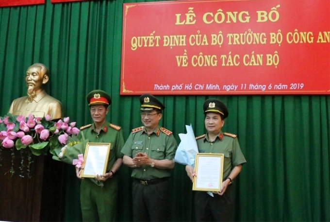 Thượng tướng Nguyễn Văn Thành trao quyết định và chúc mừng Đại tá Nguyễn Sỹ Quang và Đại tá Dương Văn Phóng