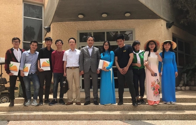 Đại sứ Đỗ Minh Hùng (giữa) chụp ảnh lưu niệm cùng các sinh viên tại Trung tâm nông nghiệp Ramat Negev, miền trung Israel. (Ảnh: TTXVN)