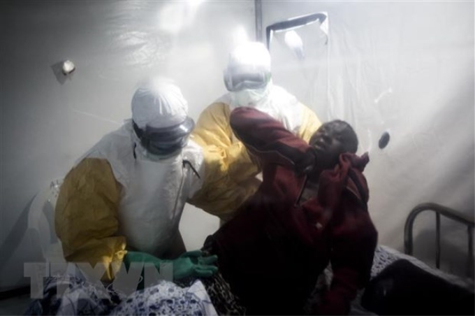 Nhân viên y tế điều trị cho một bệnh nhân nhiễm Ebola tại Beni, Cộng hòa Dân chủ Congo ngày 15/8/2018. (Ảnh: AFP/TTXVN)