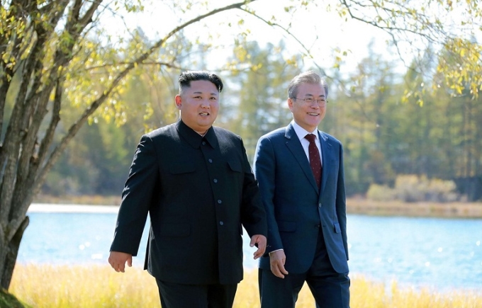 Nhà lãnh đạo Triều Tiên Kim Jong-un (trái) và Tổng thống Hàn Quốc Moon Jae-in tại cuộc gặp thượng đỉnh ở Samjiyon, Triều Tiên, ngày 20/9/2018. (Ảnh tư liệu. Nguồn: AFP/TTXVN)