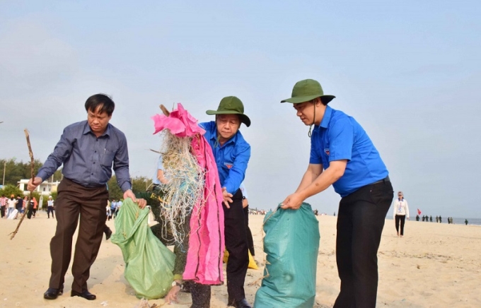 Lãnh đạo tỉnh Thừa Thiên - Huế xuống đường nhặt rác cùng người dân.