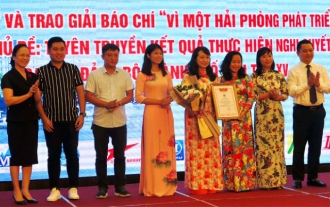 Đồng chí Nguyễn Thị Nghĩa, Phó Bí thư Thường trực Thành ủy Hải Phòng trao giải Nhất cho nhóm tác giả của Đài Phát thanh và Truyền hình Hải Phòng.