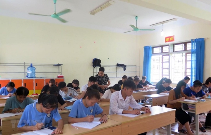 Học sinh tại Trường Phổ thông Dân tộc nội trú tỉnh Sơn La ôn tập cho kì thi. (Ảnh: TTXVN)
