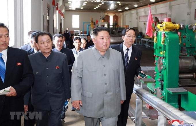 Nhà lãnh đạo Triều Tiên Kim Jong-un (giữa) thị sát Nhà máy Máy kéo Tổng hợp Kanggye ở tỉnh Jagang, Triều Tiên (ảnh do KCNA công bố ngày 1/6/2019). (Ảnh: AFP/TTXVN)