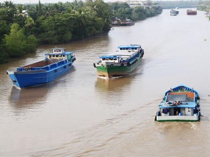 Các phương tiện thủy lưu thông trên kênh Chợ Gạo. (Ảnh: Nam Thái/TTXVN)