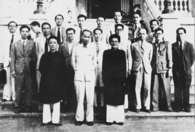Cụ Nguyễn Văn Tố (hàng đầu từ trái sang phải) chụp ảnh chung cùng Chủ tịch Hồ Chí Minh và các thành viên Chính phủ Việt Nam Dân chủ Cộng hòa năm 1946. (Ảnh tư liệu).