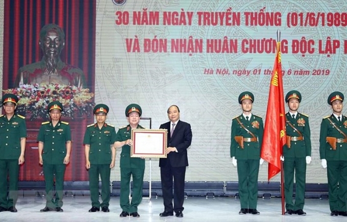 Thủ tướng Nguyễn Xuân Phúc, thừa ủy quyền Chủ tịch nước trao Huân chương Độc lập hạng Nhất cho Tập đoàn Công nghiệp-Viễn thông Quân đội. (Ảnh: TTXVN)