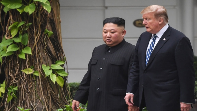 Tổng thống Mỹ Donald Trump (phải) và nhà lãnh đạo Triều Tiên Kim Jong Un tại Hội nghị thượng đỉnh Mỹ-Triều lần hai (diễn ra tại Hà Nội) ngày 28/2/2019.