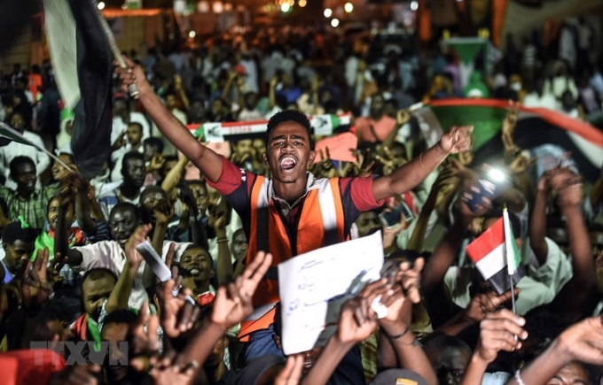 Người biểu tình tập trung tại thủ đô Khartoum, Sudan ngày 19/5/2019. (Ảnh: AFP/TTXVN)