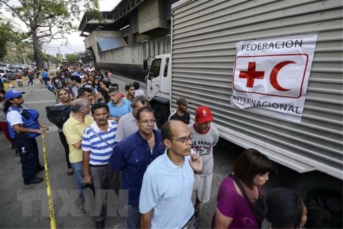 Người dân chờ đợi nhận hàng viện trợ tại Caracas, Venezuela. (Nguồn: AFP/TTXVN)