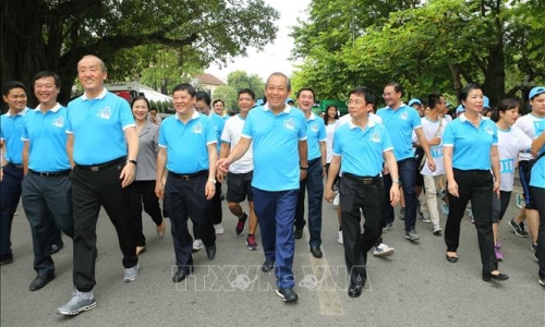 Phó Thủ tướng Thường trực Chính phủ Trương Hòa Bình cùng hàng nghìn người "Đi bộ vì sức khỏe"