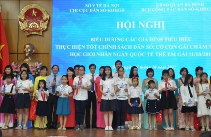 Một Hội nghị biểu dương các gia đình tiêu biểu thực hiện tốt các chính sách dân số ở Hà Nội.