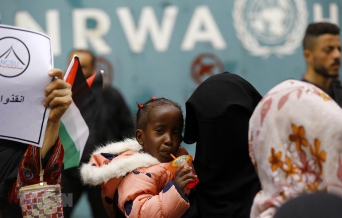 Người tị nạn Palestine bên ngoài trụ sở UNRWA tại thành phố Gaza ngày 15/3. (Ảnh: AFP/ TTXVN)