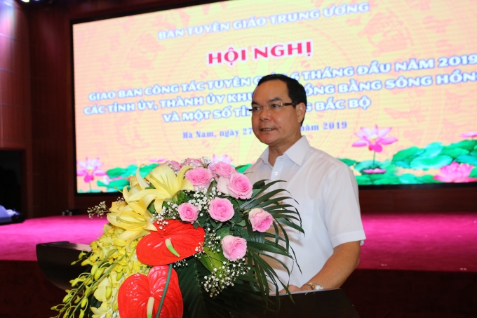 Đồng chí Nguyễn Đình Khang, Ủy viên Trung ương Đảng, Bí thư Tỉnh ủy Hà Nam phát biểu chào mừng hội nghị.