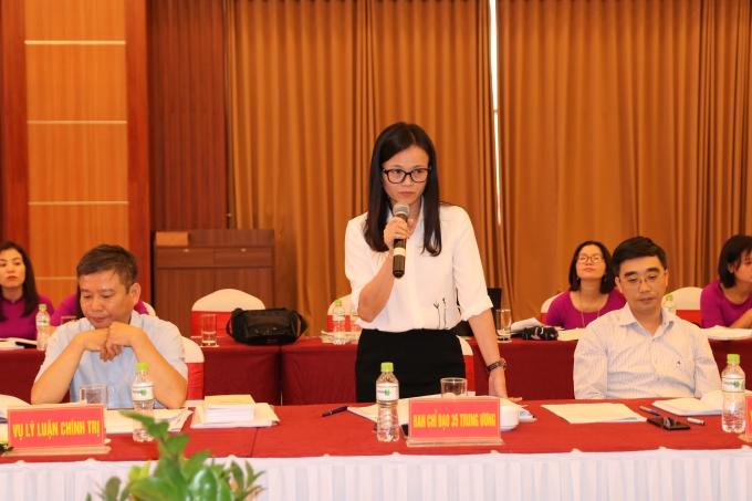 Đồng chí Nguyễn Thị Ánh - Phó Vụ trưởng giải đáp và thông tin về việc thực hiện Nghị quyết 35.