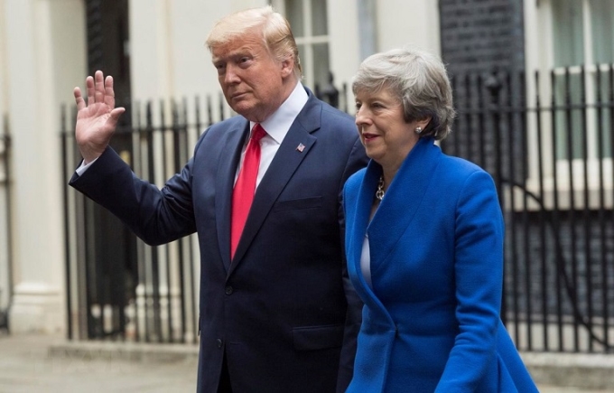 Tổng thống Mỹ Donald Trump (trái) và Thủ tướng Anh Theresa May trong cuộc gặp tại London ngày 4/6. (Ảnh: THX/TTXVN)