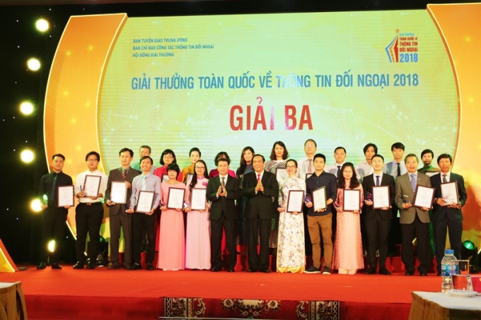 Các tác giả đạt giải Ba của Giải thưởng năm 2018.