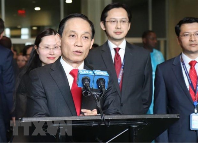 Thứ trưởng Bộ Ngoại giao Lê Hoài Trung trả lời phỏng vấn báo chí quốc tế. (Ảnh: TTXVN)
