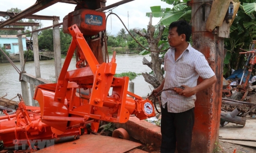 Người thợ cơ khí nông dân sáng chế chiếc máy đắp bờ hữu dụng