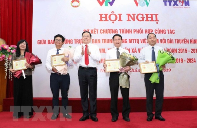 Ông Trần Thanh Mẫn, Bí thư Trung ương Đảng, Chủ tịch Ủy ban Trung ương MTTQ Việt Nam trao tặng Kỷ niệm chương 'Vì sự nghiệp Đại đoàn kết dân tộc' cho đại diện các đơn vị tại buổi lễ. (Ảnh: Văn Điệp/TTXVN)