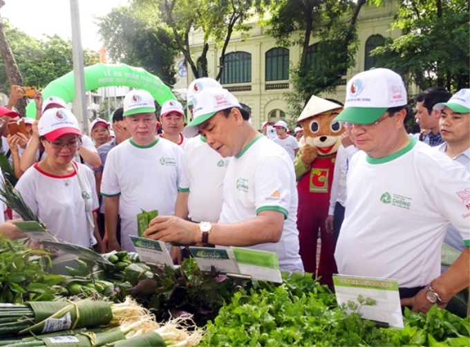 Thủ tướng Nguyễn Xuân Phúc và các đại biểu thăm khu trưng bày các sản phẩm thân thiện môi trường, các giải pháp thay thế nhựa sử dụng một lần và nilon khó phân huỷ. (Ảnh: Hoàng Minh)