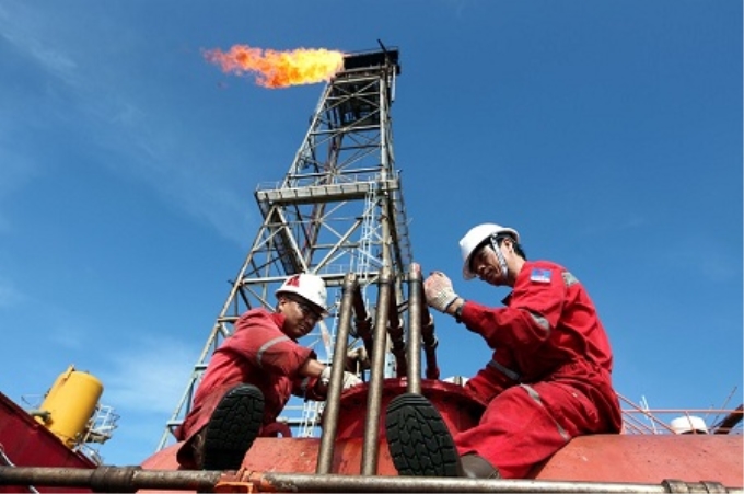 Công nhân dầu khí trên giàn khoan mỏ Đại Hùng