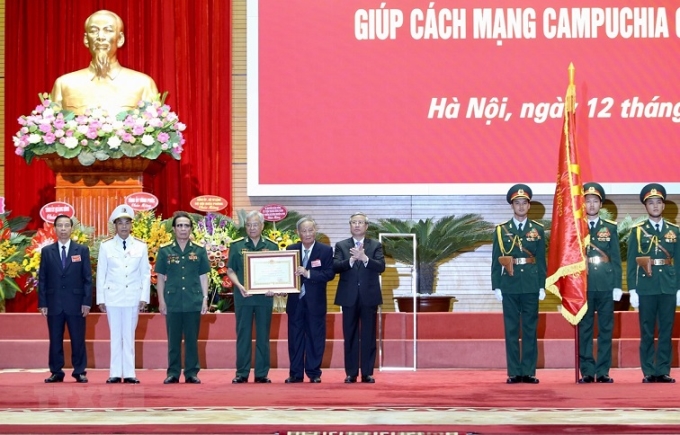 Đồng chí Trần Quốc Vượng Uỷ viên Bộ Chính trị, Thường trực Ban Bí thư Trung ương Đảng trao Huân chương Sao vàng của Chủ tịch nước cho Lực lượng chuyên gia Việt Nam giúp Cách mạng Campuchia. (Ảnh: TTXVN)