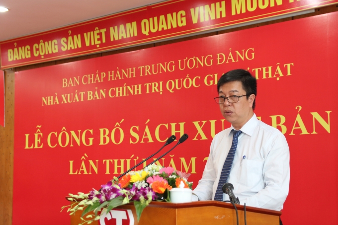 PGS,TS. Vũ Trọng Lâm - Phó giám đốc, Phó tổng biên tập Nhà xuất bản Chính trị Quốc gia Sự thật giới thiệu các tác phẩm được xuất bản lần 1 năm 2019 (Ảnh: TA)