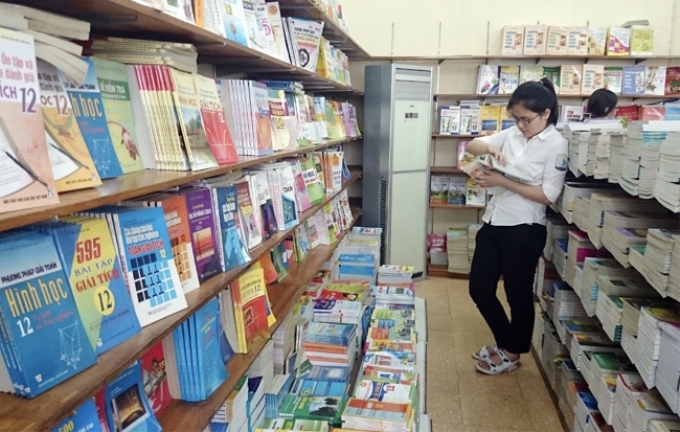 Khách hàng mua sách giáo khoa tại một nhà sách ở Hà Nội. (Ảnh: nhandan.com.vn)