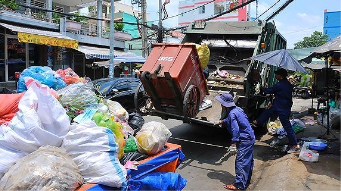 Thu gom chất thải rắn sinh hoạt tại quận 8, TP. Hồ Chí Minh. (Ảnh: sggp.org.vn)
