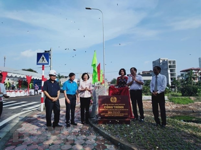 Nghi thức lễ gắn biển công trình chào mừng kỷ niệm 90 năm Ngày thành lập công đoàn Việt Nam (28/7/1929-28/7/2019) cho cầu Bắc Linh Đàm. (Ảnh: Tuyết Mai/TTXVN)