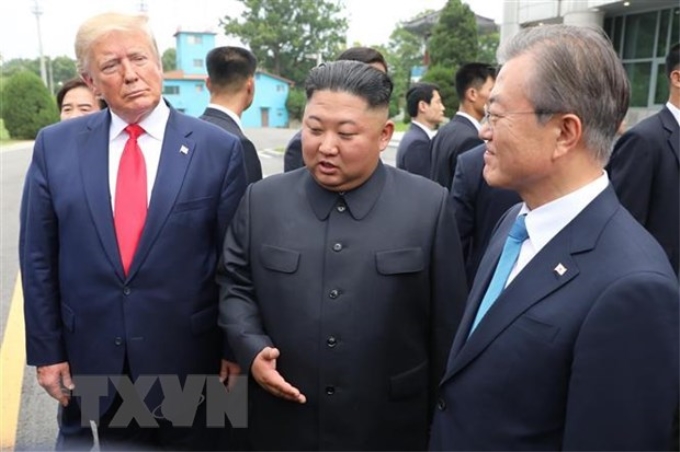 Tổng thống Mỹ Donald Trump, nhà lãnh đạo Triều Tiên Kim Jong-un (giữa) và Tổng thống Hàn Quốc Moon Jae-in (phải) trong cuộc gặp tại Khu phi quân sự (DMZ) ngày 30/6. (Ảnh: THX/TTXVN)