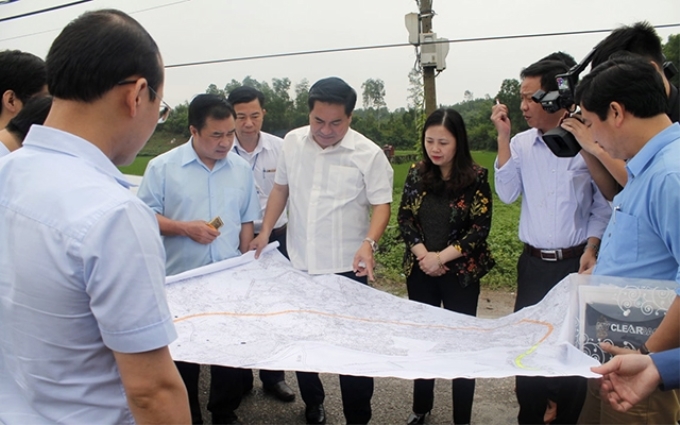 Lãnh đạo tỉnh Thái Nguyên và thành phố Thái Nguyên đi kiểm tra công tác thực hiện quy hoạch, xây dựng. Ảnh: THU THẢO